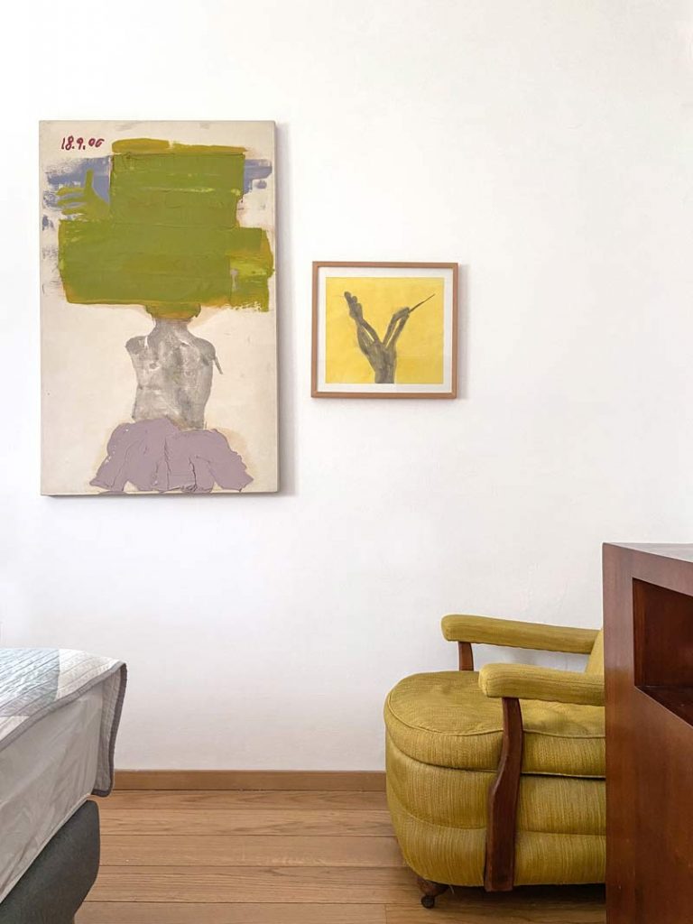 פריטי אמנות ופריטי וינטאג׳ עתיקים בדירה בהרצליה