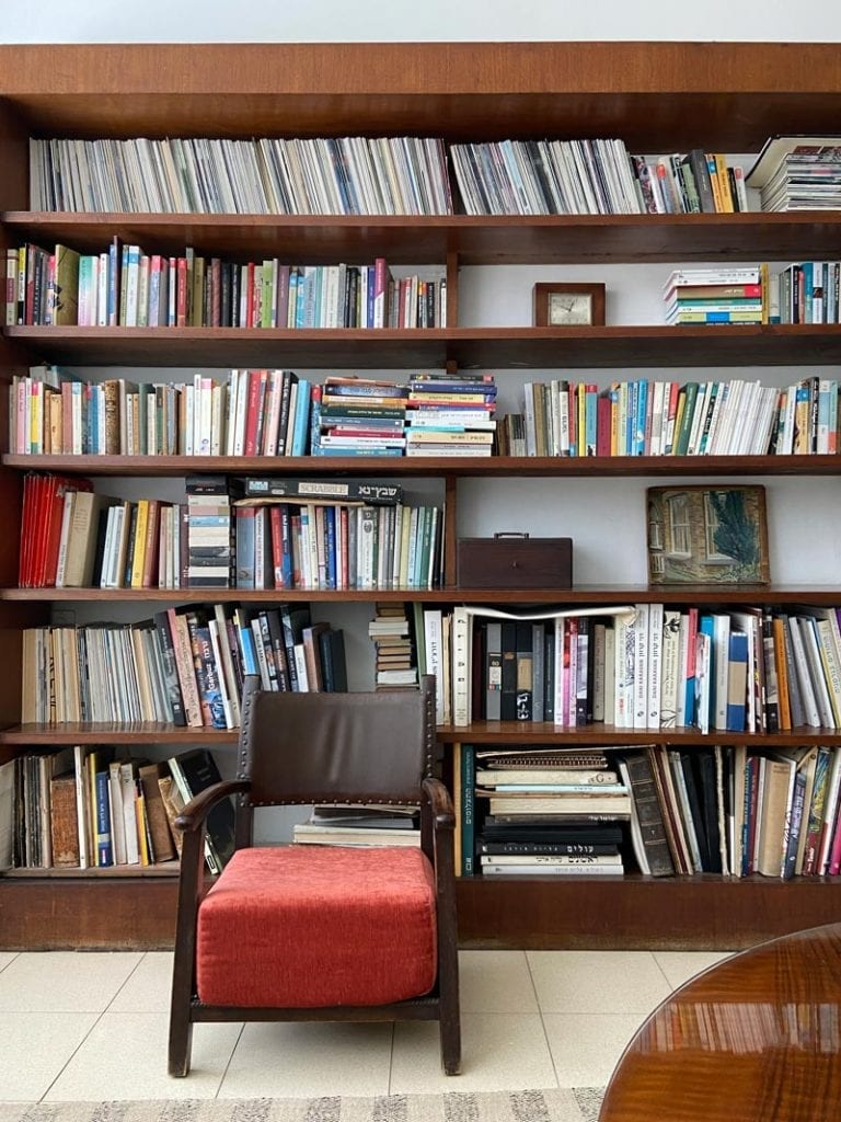 ספרייה מעוצבת על ידי האדריכל ארנסט פרויד סיור בית דירה בהרצליה