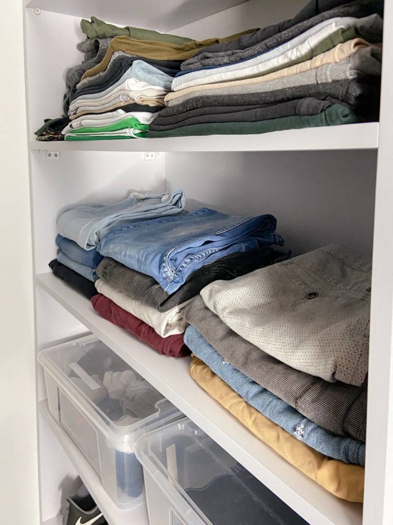 חולצות ומכנסיים מקופלים בארון מסודר