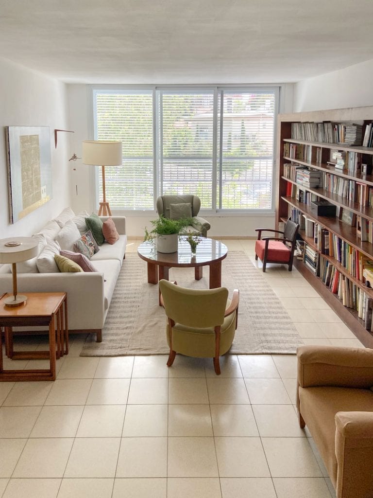סלון דירה בהרצליה רהיטים היסטוריים: כורסא, ספרייה, כסאות ושולחנות