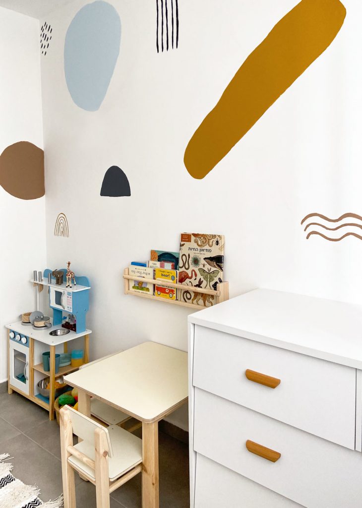 עיצוב חדר ילדים ציור קיר ורהיטי עץ