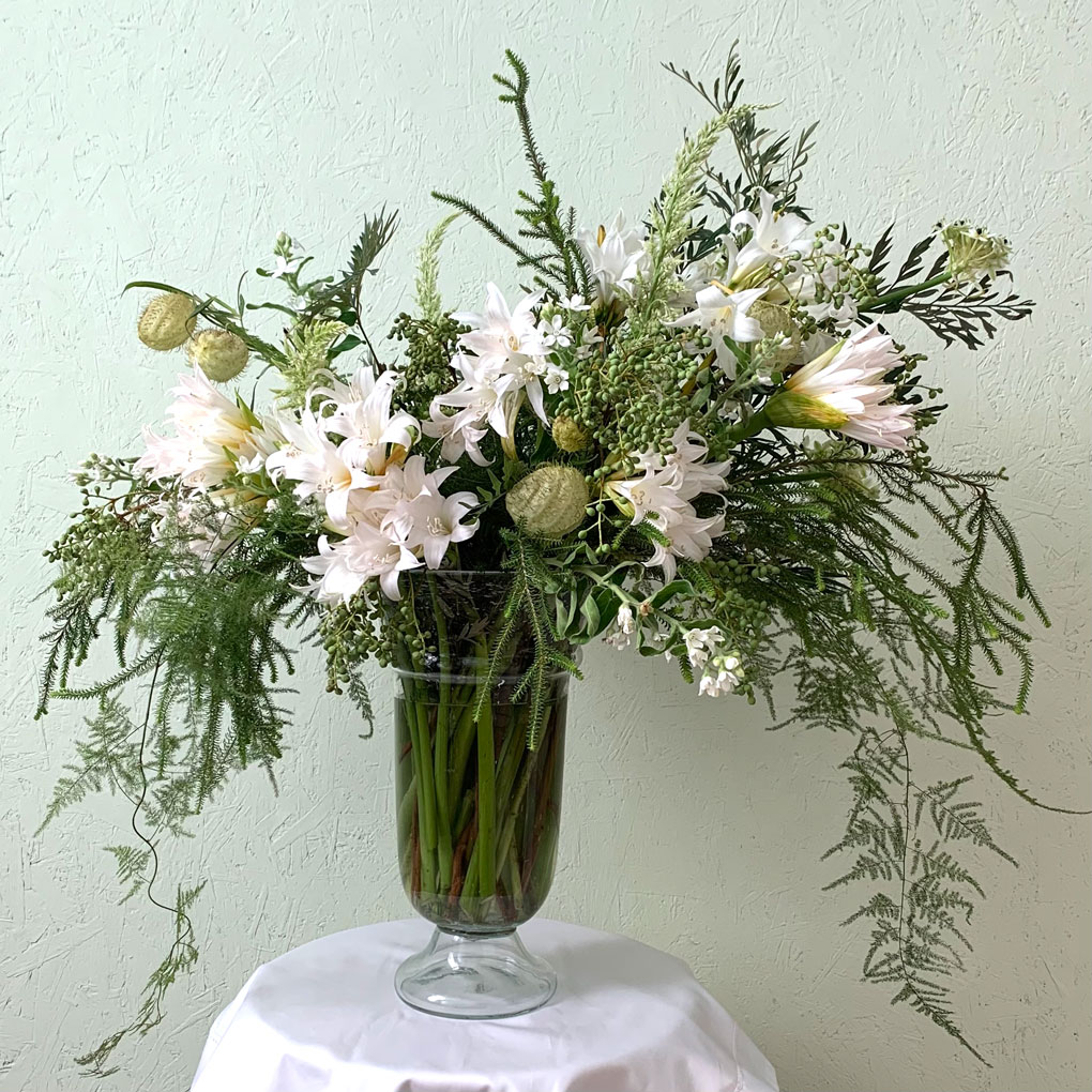 סידור פרחים אורגני ירוק לבן של דניאל ברקת