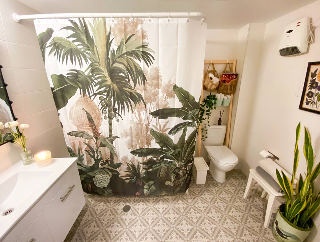 מהפך בחדר האמבטיה: כך הפכתי אותו מאפור ומשעמם לירוק וציורי