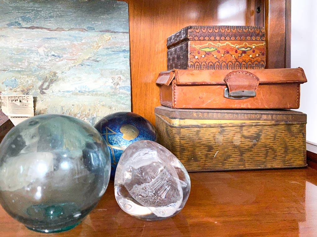 קופסאות וכדורי זכוכית בתוך ויטרינת וינטאג׳
