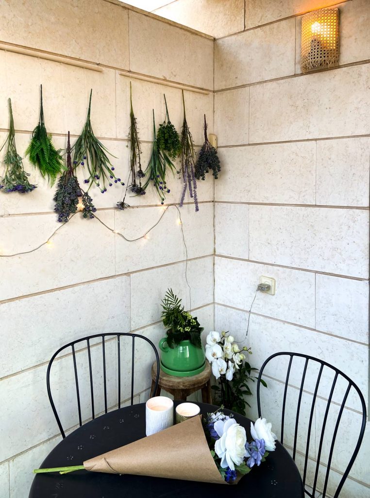 DIY של פרחים, DIY של ראטן על מנורה, שולחן עם פרחים וכסאות