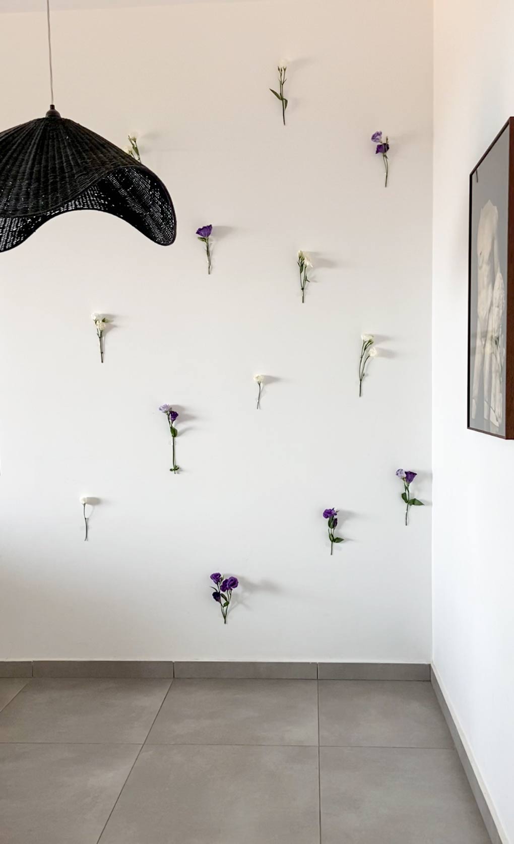 עיצוב קיר פרחים בהשראת טיק טוק. חוששים מהקיר הלבן? קבלו עשרה רעיונות נגישים לעיצוב קיר ריק