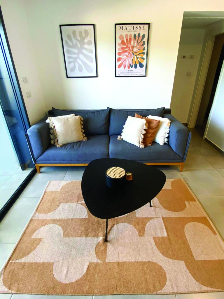 קיר גלריה, שטיח ושולחן קפה בסלון